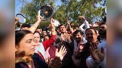 दिल्ली सचिवालय के बाहर थाली-चम्मच क्यों बजाने लगे AAP के नेता? पकड़ ले गई पुलिस