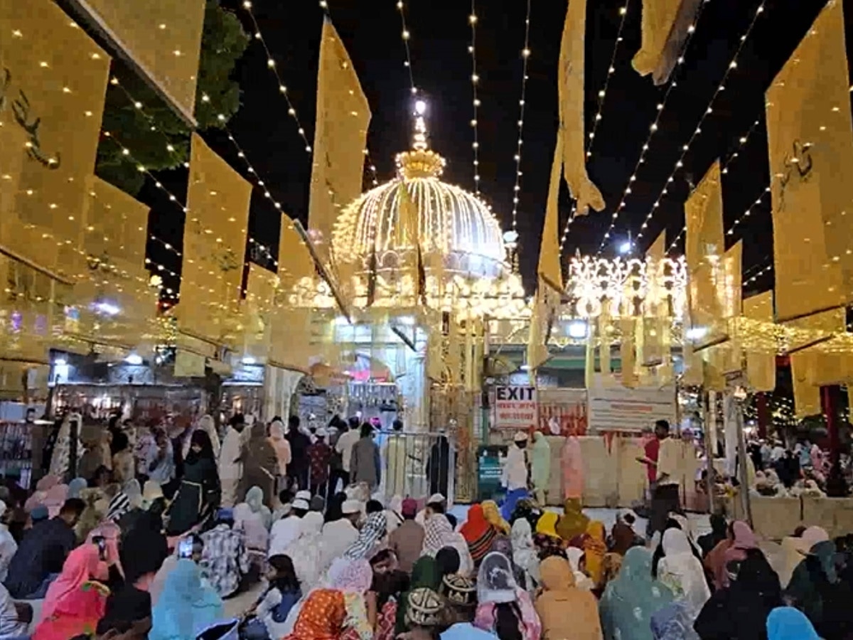 Ajmer Sharif Dargah begins 814th Urs with 25 Gun Salute Gauri Family of  Bhilwara Performs Flag Ceremony | अजमेर दरगाह में 25 तोपों की सलामी के साथ  814वें उर्स का आगाज, दिखा