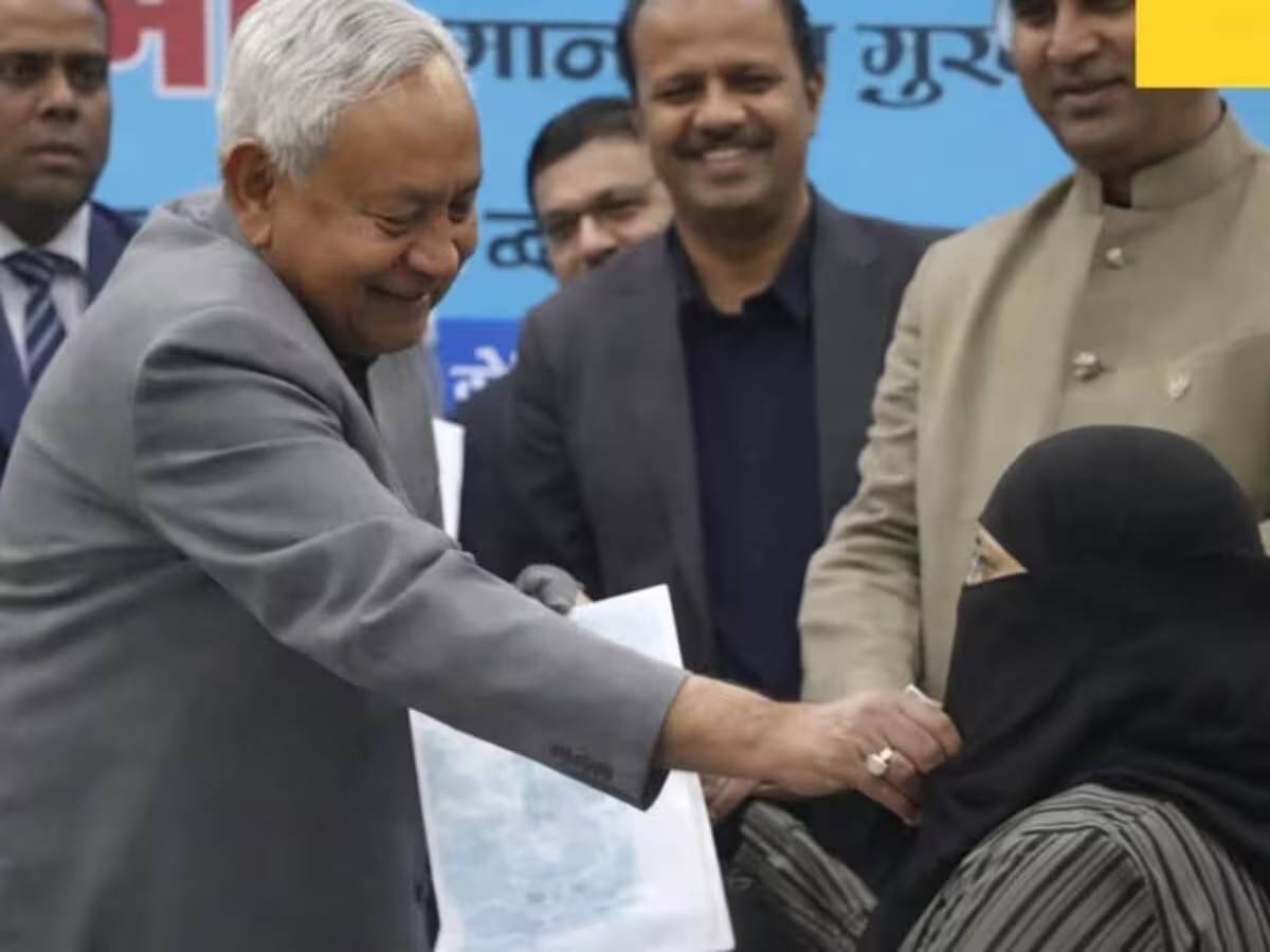 हिजाब विवाद पर बिहार, गुजरात से लेकर राजस्थान तक तनाव; नीतीश कुमार का फूंका पुतला हिजाब विवाद पर बिहार, गुजरात से लेकर राजस्थान तक तनाव; नीतीश कुमार का फूंका पुतला