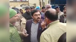 'ये आदमी पैसा..', हिन्दू संगठन कार्यकर्ता और असिस्टेंट फूड कमिश्नर के बीच तीखी बहस