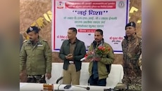 घर-घर पुलिस चस्पा रही इस्तेहार, नक्सली चंदशेखर यादव का सरेंडर
