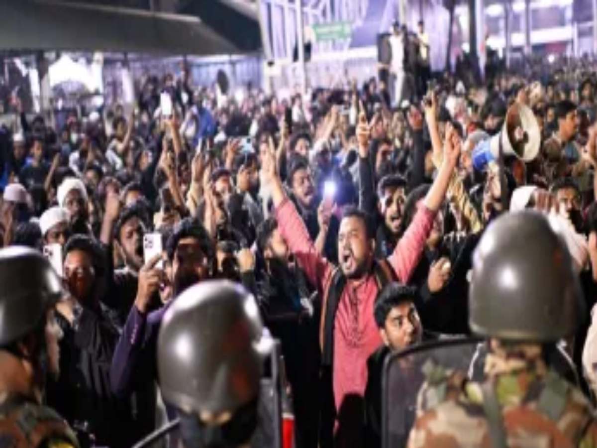 Bangladesh में भारतीय हाई कमीशन के बाहर क्यों तैनात हुई भारी सिक्योरिटी? Bangladesh में भारतीय हाई कमीशन के बाहर क्यों तैनात हुई भारी सिक्योरिटी?