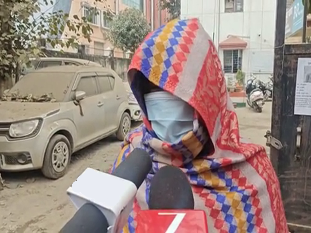 Patna News: भाभी की अश्लील तस्वीरें बनाकर देवर ने जबरन बनाए शारीरिक संबंध..., परेशान महिला अब पहुंची थाने Patna News: भाभी की अश्लील तस्वीरें बनाकर देवर ने जबरन बनाए शारीरिक संबंध..., परेशान महिला अब पहुंची थाने