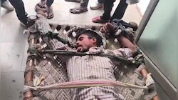 Video: कुत्ते ने काटा, युवक हुआ हमलावर! परिजनों ने चारपाई पर बांधकर पाया काबू