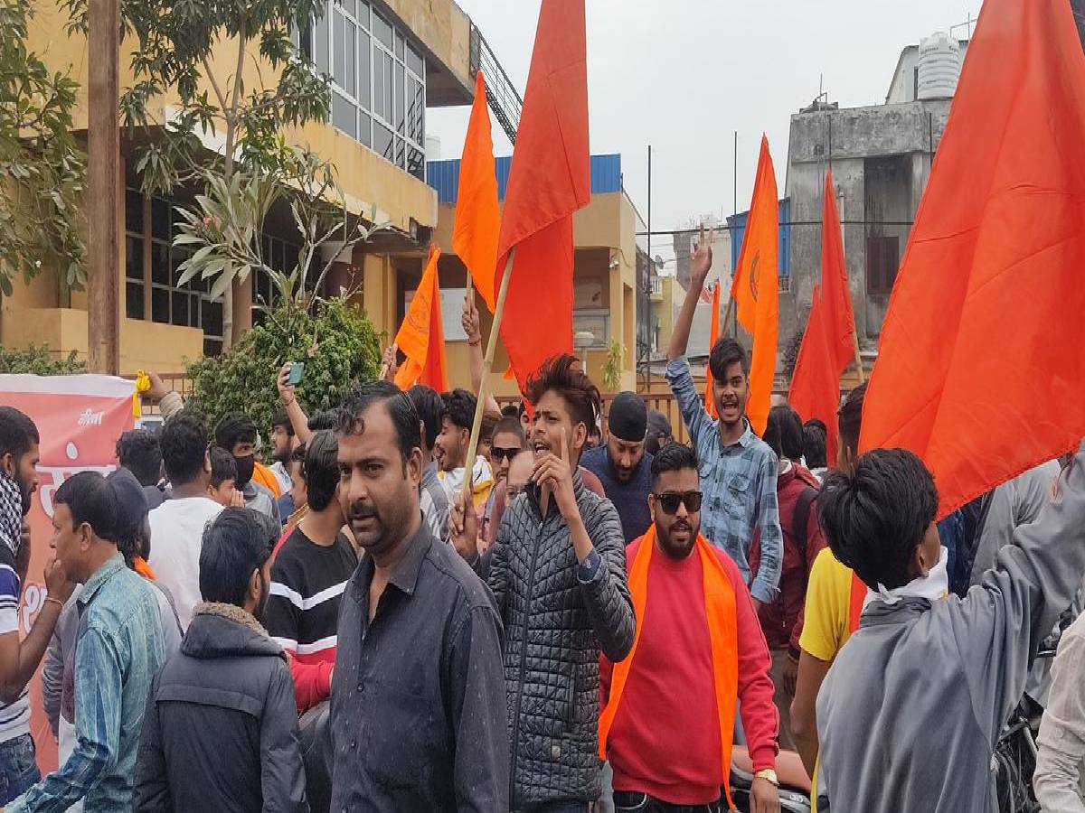 MP: लव जिहाद के आरोप में जुबैर मंसूरी गिरफ्तार, फिर हिंदू संगठन क्यों मचा रहे उत्पात ? MP: लव जिहाद के आरोप में जुबैर मंसूरी गिरफ्तार, फिर हिंदू संगठन क्यों मचा रहे उत्पात ?