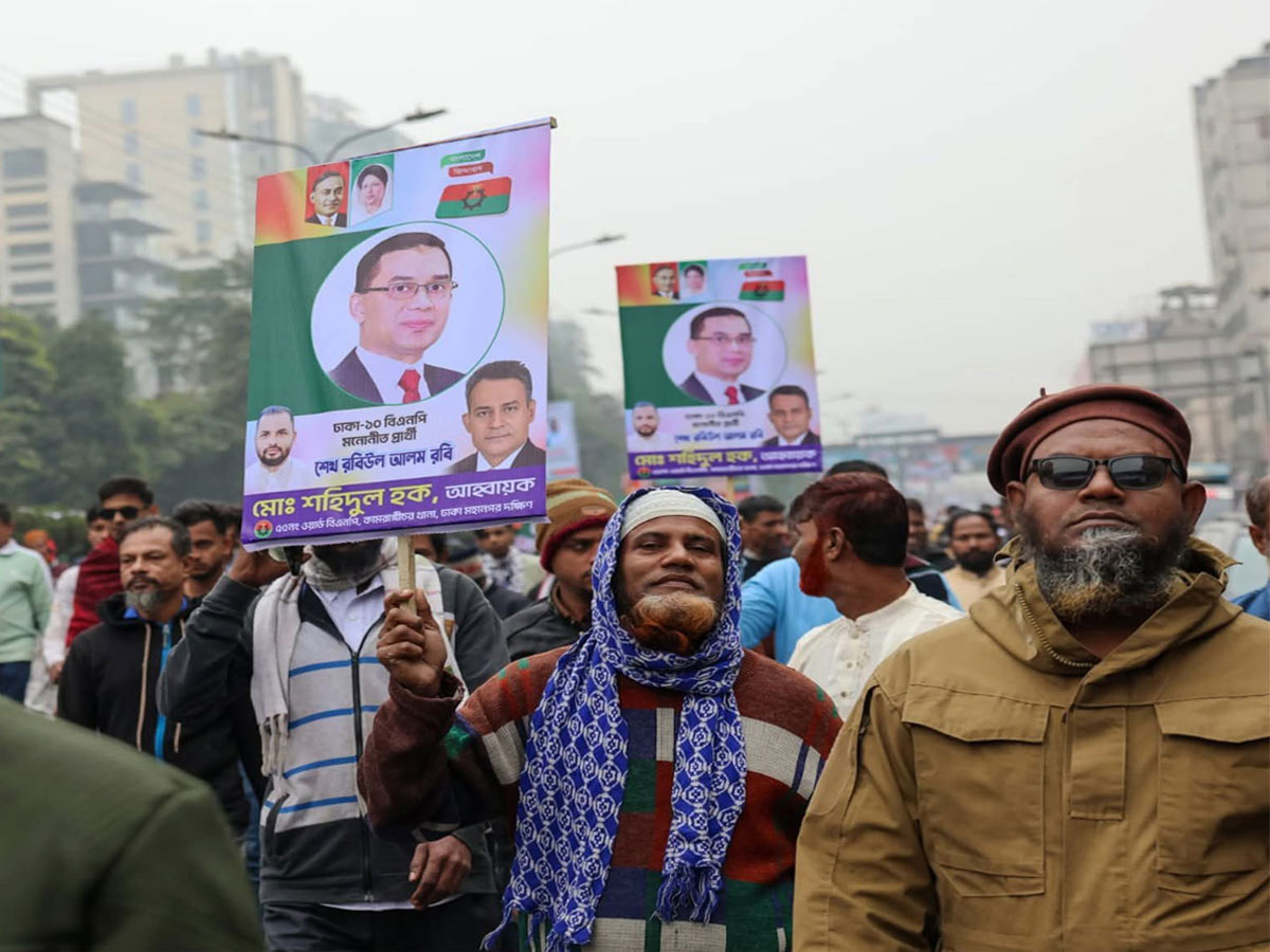 बांग्लादेश में हिंसा के बीच 17 साल बाद अपने वतन लौटे पूर्व PM के बेटे, सियासी हलचल तेज बांग्लादेश में हिंसा के बीच 17 साल बाद अपने वतन लौटे पूर्व PM के बेटे, सियासी हलचल तेज