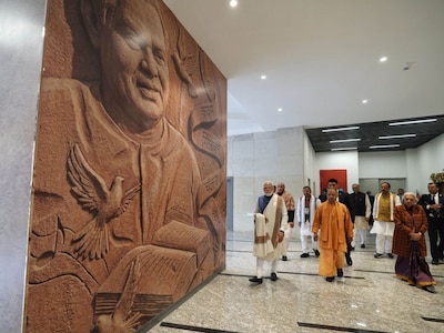 65 फीट ऊंची कांस्य की प्रतिमाएं 