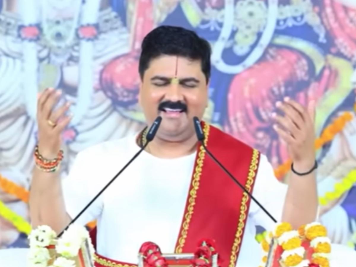 'मौत का जब बजा सिर पे डंका, फूंक दी पल में सोने की लंका', रावण का जिक्र कर राजन जी महाराज ने दी जीवन की अद्भुत सीख 'मौत का जब बजा सिर पे डंका, फूंक दी पल में सोने की लंका', रावण का जिक्र कर राजन जी महाराज ने दी जीवन की अद्भुत सीख