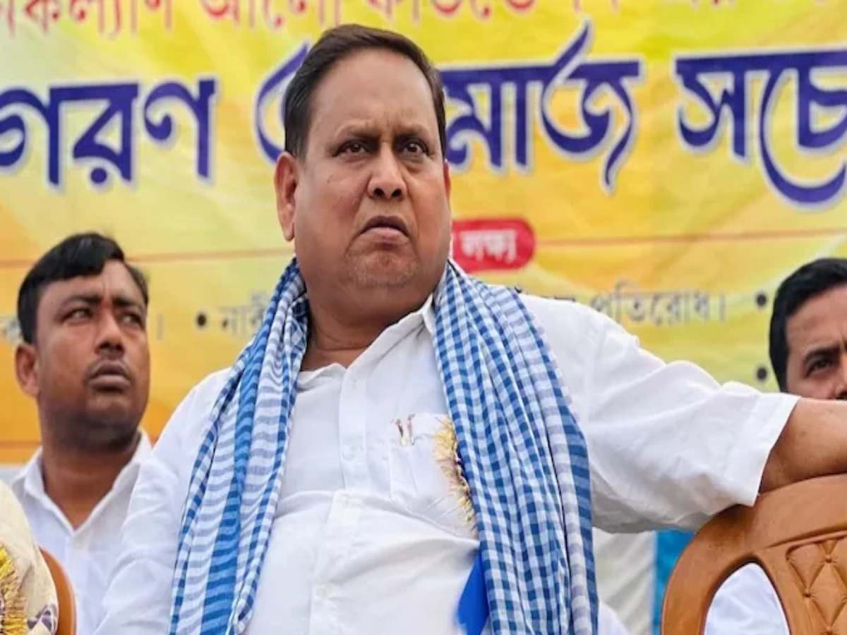 साम्प्रदायिकता की आग में आज फिर घी डालेंगे हुमायूं कबीर; प्रस्तावित बाबरी मस्जिद पर बड़ा फैसला साम्प्रदायिकता की आग में आज फिर घी डालेंगे हुमायूं कबीर; प्रस्तावित बाबरी मस्जिद पर बड़ा फैसला
