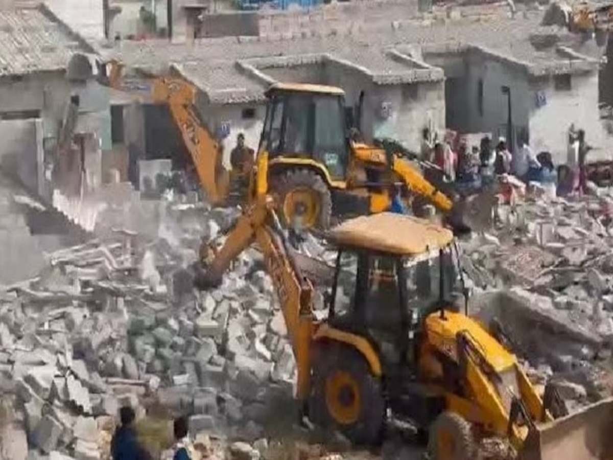 Kerala: मुस्लिम इलाकों पर बुलडोजर एक्शन से भड़के केरल के CM; 400 परिवार बेघर Kerala: मुस्लिम इलाकों पर बुलडोजर एक्शन से भड़के केरल के CM; 400 परिवार बेघर