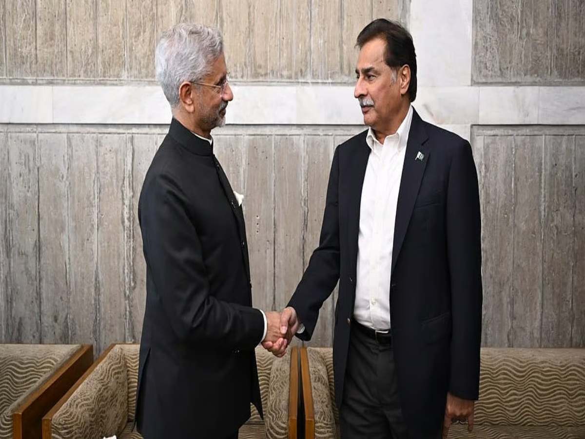 IND-PAK: तनाव के बाद पहली मुलाकात, जयशंकर-अयाज़ सादिक आमने-सामने IND-PAK: तनाव के बाद पहली मुलाकात, जयशंकर-अयाज़ सादिक आमने-सामने