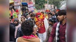 UP: मजार तोड़ने के आरोपी बजरंग दल नेता नरेंद्र हिंदू को मिली जमानत, निकाला गया जुलूस