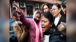 उन्नाव रेप पीड़िता वसंत कुंज थाने के बाहर धरने पर बैठी, लगाया उत्पीड़न का आरोप