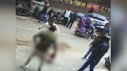 Delhi में युवक को सड़क पर नग्न कर पीटा, CCTV वायरल... पुलिस पर AAP ने उठाए सवाल 