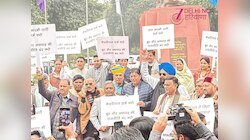 केजरीवाल के खिलाफ दिल्ली विधानसभा में BJP विधायकों का प्रदर्शन, जानें पूरा केस