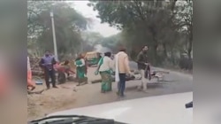 एटा में राजस्व टीम पर हमला, पैमाइश के दौरान बवाल, सरकारी गाड़ी तोड़ी 