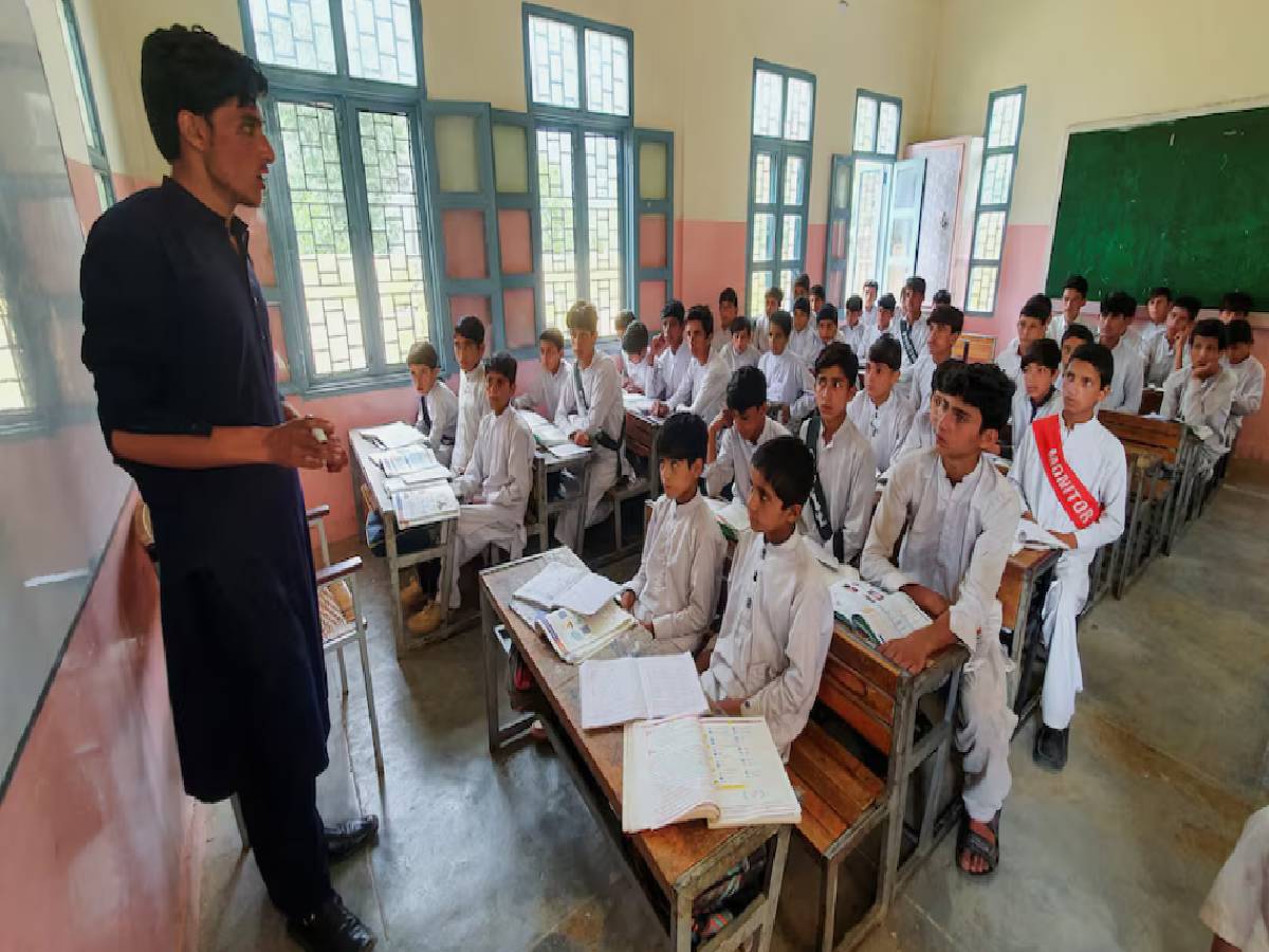 पाकिस्तान में 63 परसेंट युवा को नसीब न हुआ स्कूल जाना, रिपोर्ट से हुआ बड़ा खुलासा पाकिस्तान में 63 परसेंट युवा को नसीब न हुआ स्कूल जाना, रिपोर्ट से हुआ बड़ा खुलासा