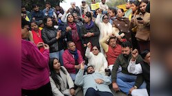 विधानसभा से MCD तक AAP का हल्ला बोल, 'गुरुओं के अपमान' मामले में इस्तीफे की मांग