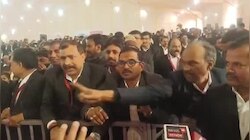 Chandauli Integrated Court Complex के परिसर में हंगामा, कार्यक्रम में BJP नेताओं के आगे बैठने पर भड़के अधिवक्ता