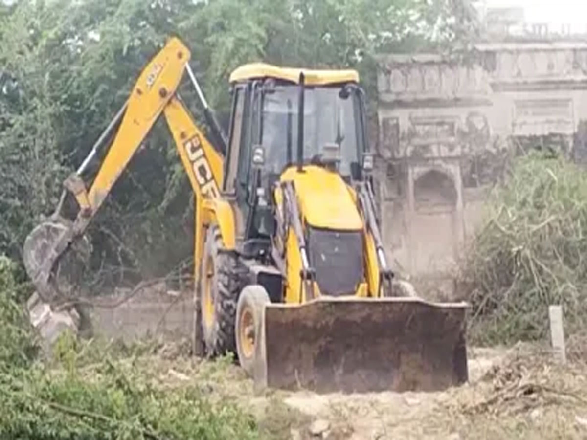 UP News: रात के अंधेरे में कब्रिस्तान पर चला बुलडोजर; उखाड़ दी गईं कब्रें, जमकर हुआ बवाल UP News: रात के अंधेरे में कब्रिस्तान पर चला बुलडोजर; उखाड़ दी गईं कब्रें, जमकर हुआ बवाल