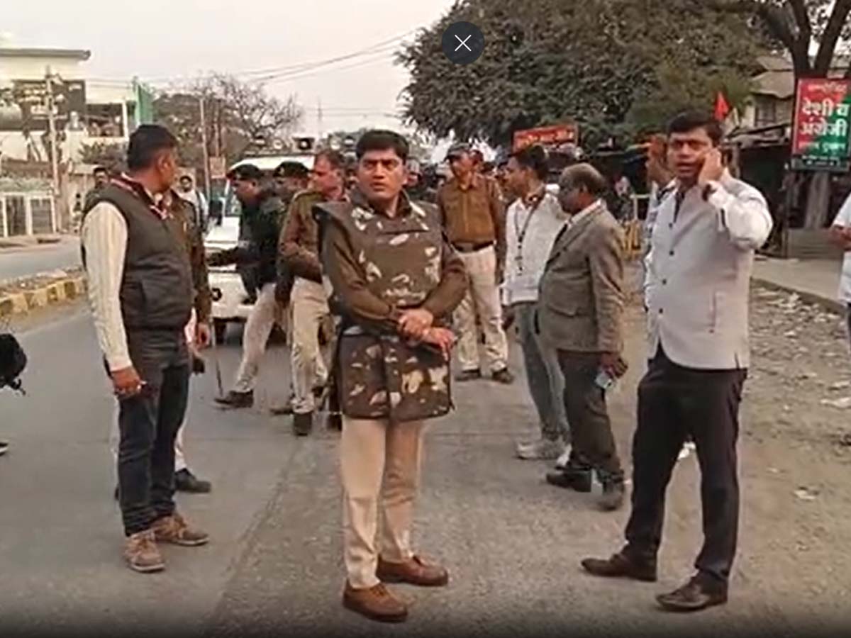 Communal Tension: उज्जैन में हिन्दू संगठन के सदस्य से झगड़े के बाद सांप्रदायिक हिंसा; 20 लोग हिरासत में Communal Tension: उज्जैन में हिन्दू संगठन के सदस्य से झगड़े के बाद सांप्रदायिक हिंसा; 20 लोग हिरासत में