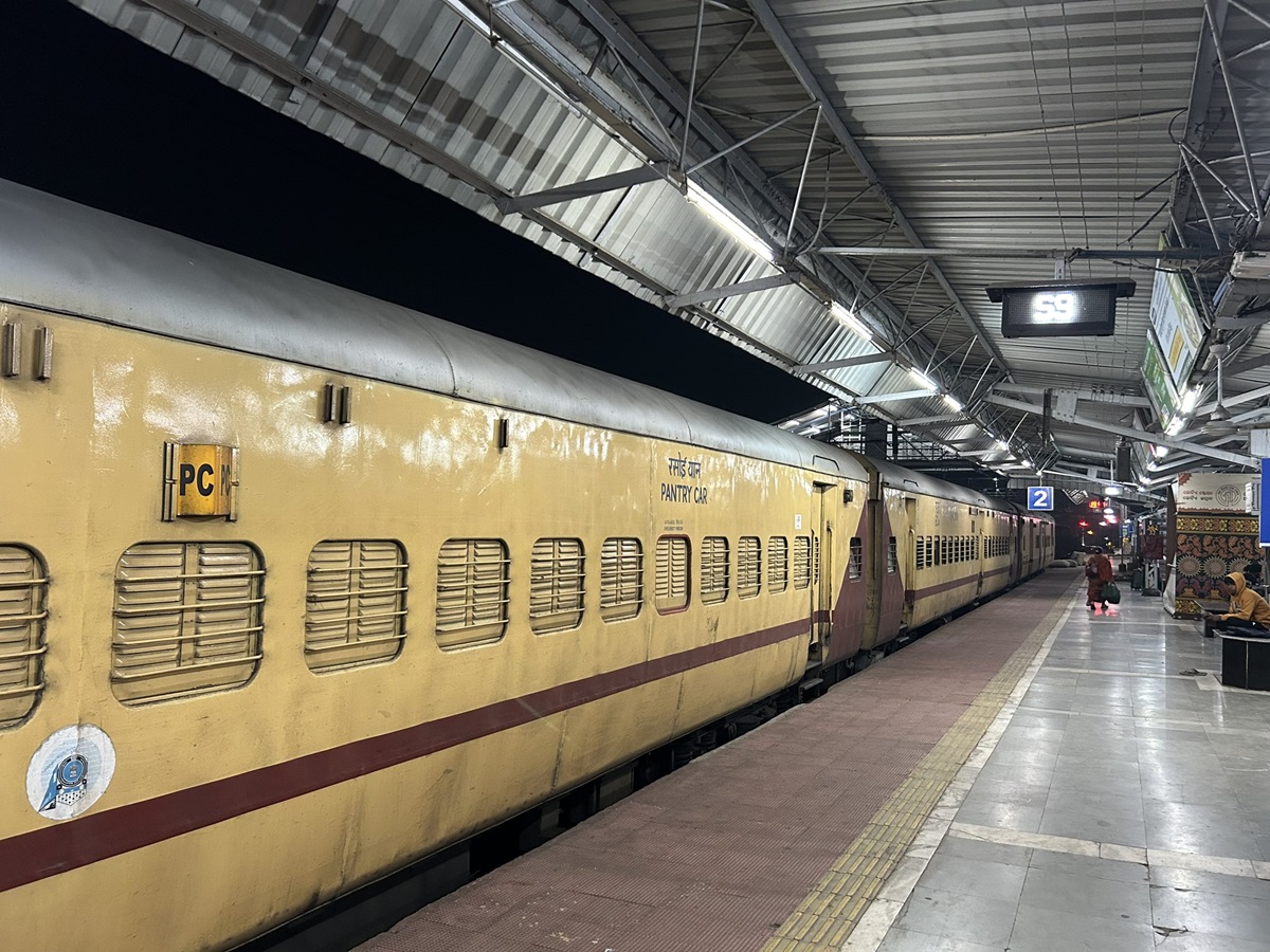Sambalpur Nanded Express: ଯାନ୍ତ୍ରିକ ତ୍ରୁଟି ଯୋଗୁଁ ସମ୍ବଲପୁର-ନାନ୍ଦେଡ଼ ଏକ୍ସପ୍ରେସରେ କୋଚ୍ ସମସ୍ୟା: ଯାତ୍ରୀଙ୍କୁ ବିକଳ୍ପ ବ୍ୟବସ୍ଥାରେ ପଠାଇଲା ରେଳବାଇ Sambalpur Nanded Express: ଯାନ୍ତ୍ରିକ ତ୍ରୁଟି ଯୋଗୁଁ ସମ୍ବଲପୁର-ନାନ୍ଦେଡ଼ ଏକ୍ସପ୍ରେସରେ କୋଚ୍ ସମସ୍ୟା: ଯାତ୍ରୀଙ୍କୁ ବିକଳ୍ପ ବ୍ୟବସ୍ଥାରେ ପଠାଇଲା ରେଳବାଇ