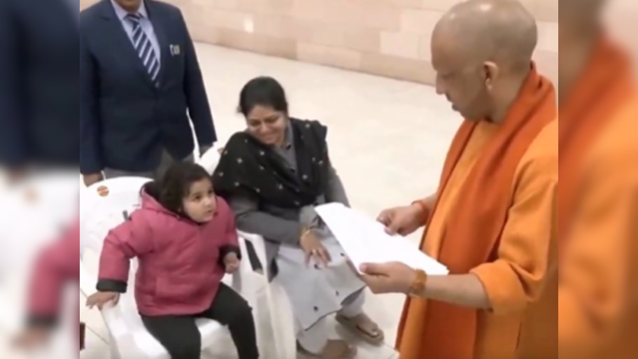 'योगी जी एडमिशन करा देंगे', जनता दर्शन में मासूम अनाबिया की बात ने जीता दिल, एक्शन में सीएम!