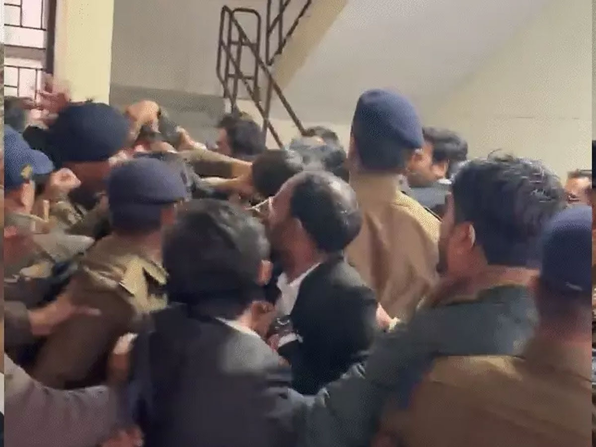 11वीं की छात्रा से रेप के आरोपी औसाफ को कोर्ट परिसर में वकीलों ने दौड़ा-दौड़ाकर पीटा; क्या बोली पब्लिक? 11वीं की छात्रा से रेप के आरोपी औसाफ को कोर्ट परिसर में वकीलों ने दौड़ा-दौड़ाकर पीटा; क्या बोली पब्लिक?