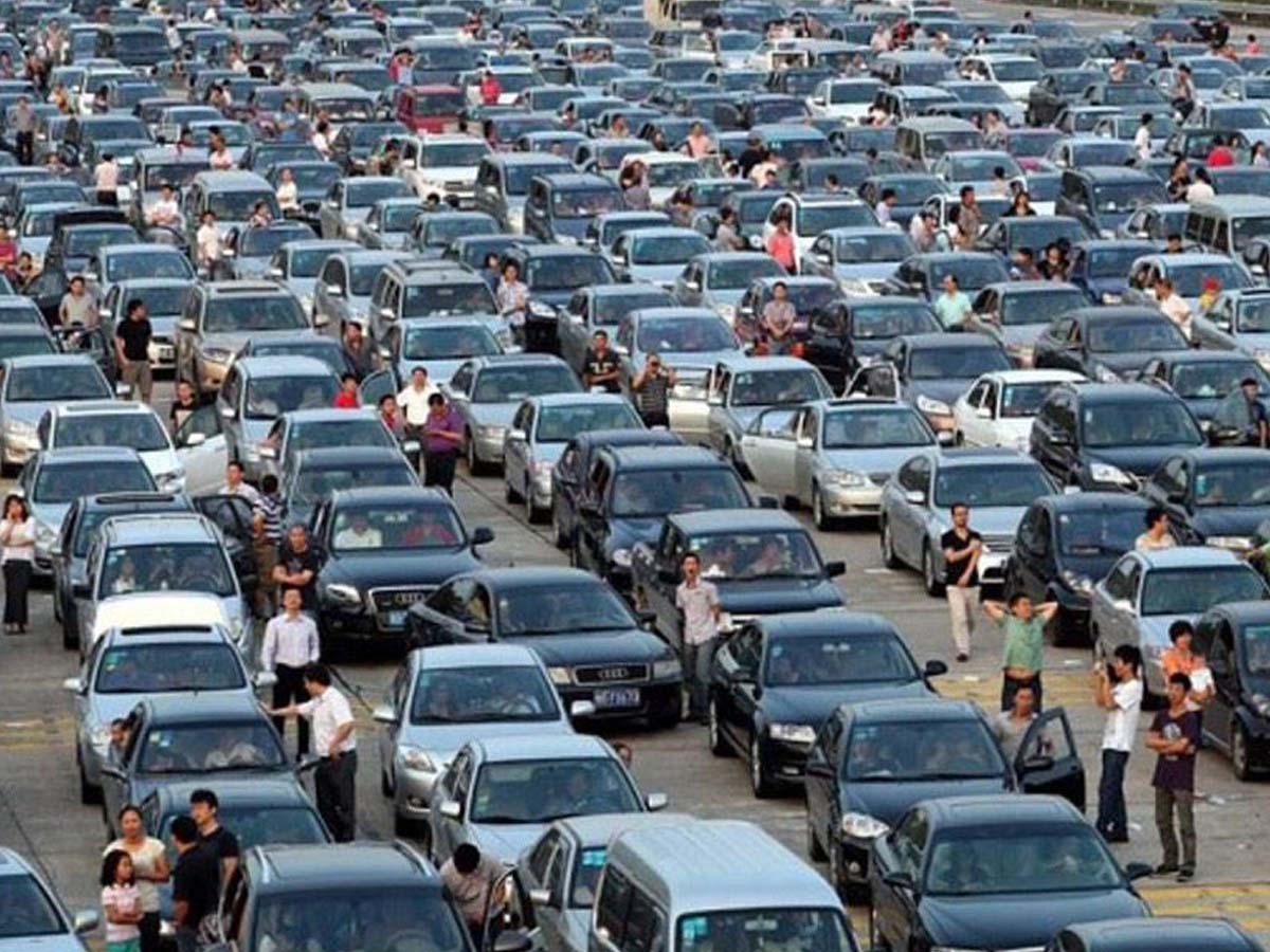 100 किमी लंबे जाम ने लोगों को किया परेशान