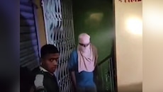 आरती होटल पर ग्रामीणों का धावा; संचालक गिरफ्तार, संदिग्ध जोड़े के साथ होटल सील