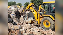 UP में बुलडोजर एक्शन पर इलाहाबाद हाईकोर्ट की लगाम, योगी सरकार को किया तलब