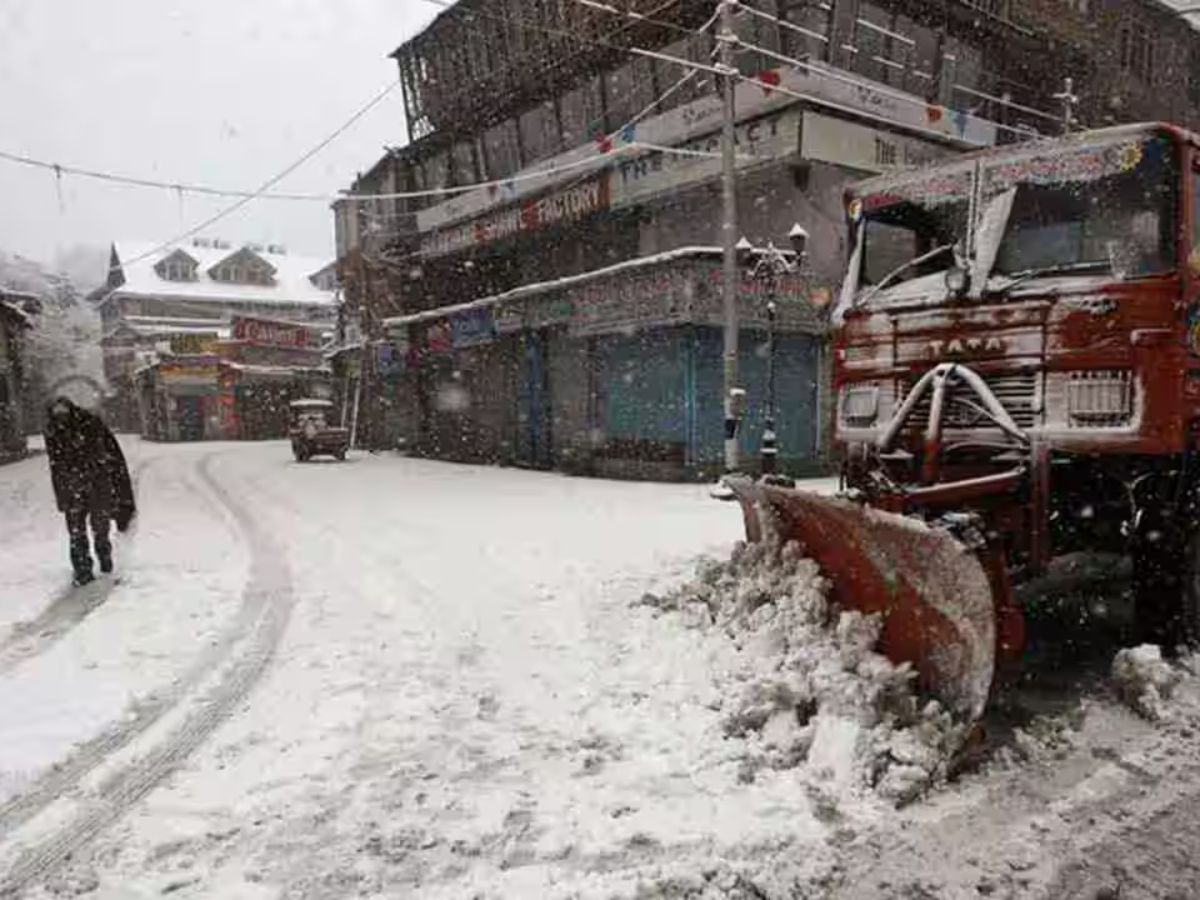गुलमर्ग की ओर जाते पर्यटक
