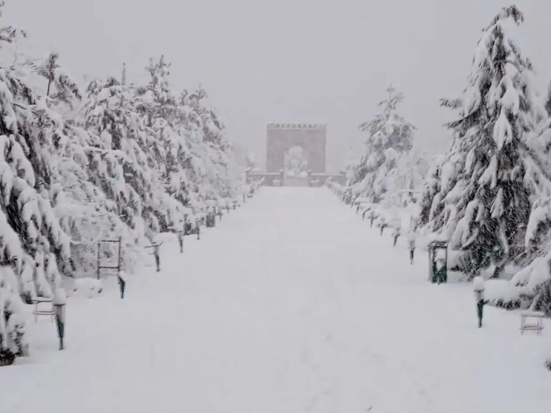 भारी बर्फबारी झेल रहे इलाके