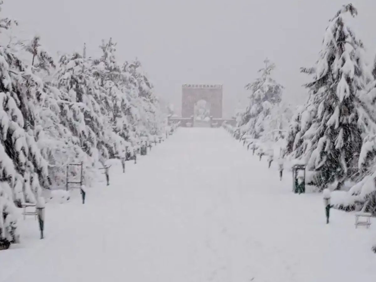 भारी बर्फबारी झेल रहे इलाके