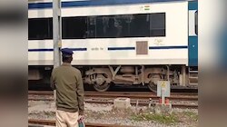 वंदे भारत एक्सप्रेस पर फिर पथराव, टूटकर बिखरा कोच का शीशा; यात्री बाल-बाल बचे