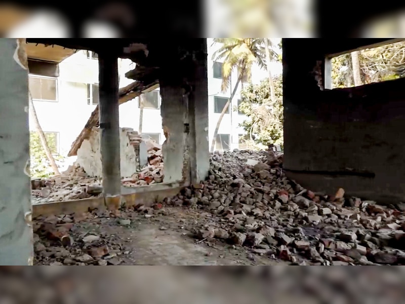 तस्वीर में शेख हसीना से जुड़े पार्टी वर्कर का घर जिसे वोटिंग से पहले तोड़ दिया गया. 