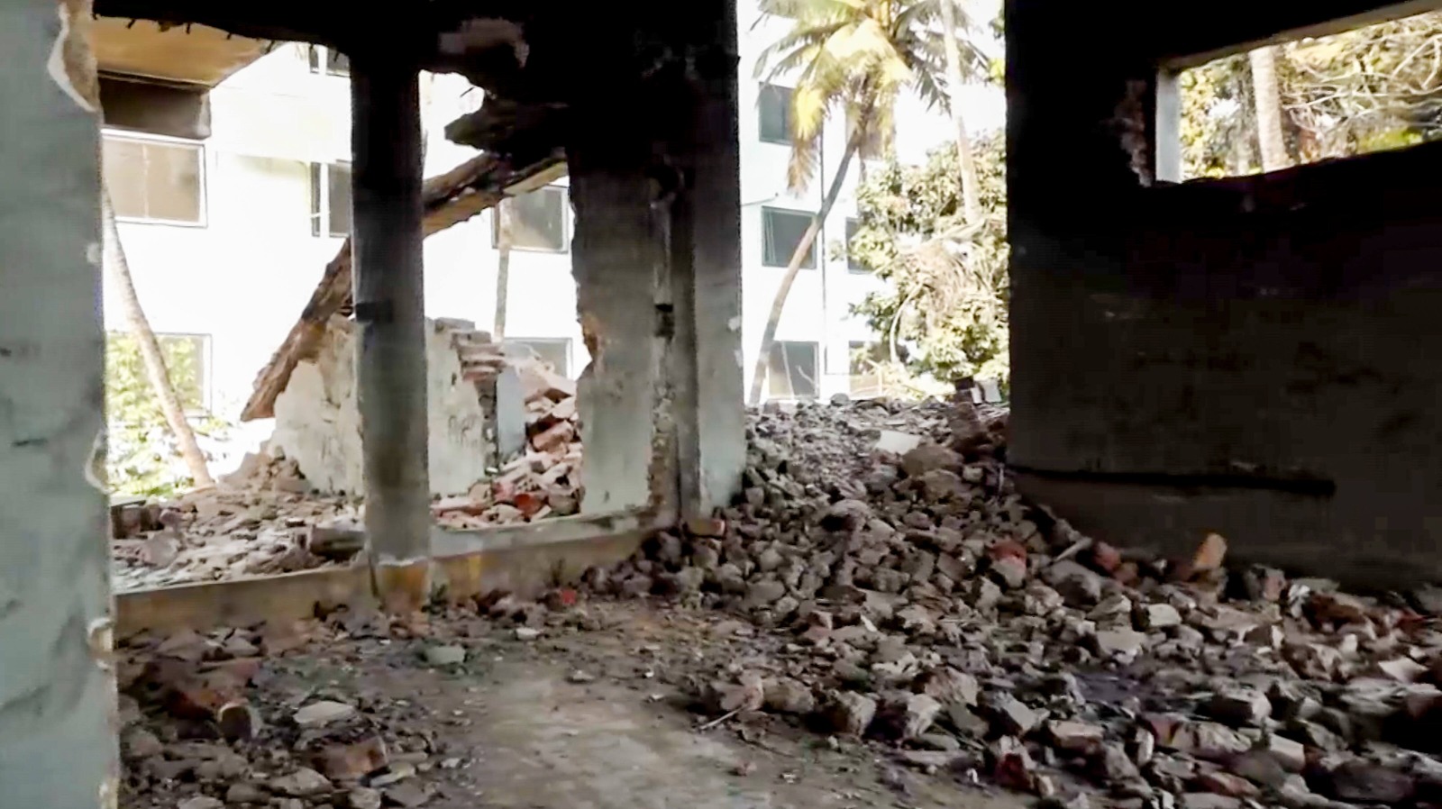 तस्वीर में शेख हसीना से जुड़े पार्टी वर्कर का घर जिसे वोटिंग से पहले तोड़ दिया गया.