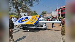 चलती कार पर गिरी पेट्रोल पंप की होर्डिंग, सपा नेता लाल बहादुर यादव की दर्दनाक मौत