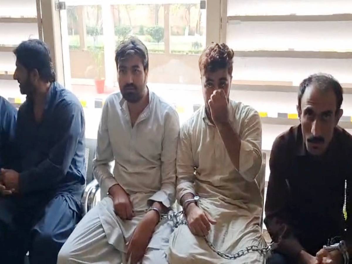 कलकत्ता से पाँच अफगान गिरफ्तार, ATS ने जब्त किया पासपोर्ट कलकत्ता से पाँच अफगान गिरफ्तार, ATS ने जब्त किया पासपोर्ट