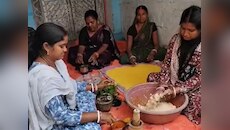 होली पर कोडरमा की महिलाओं का 'हर्बल धमाका': पालक, हल्दी और फूलों से बना रहीं गुलाल