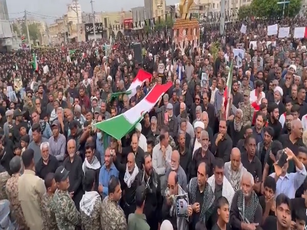 Iran News: स्कूल हमले के बाद गम में डूबा ईरान, लाखों लोगों ने पढ़ी नमाज़-ए-जनाज़ा