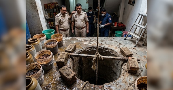 दिल्ली के नांगलोई में अचार फैक्ट्री के कुएं में दम घुटने से पिता-पुत्र ...
