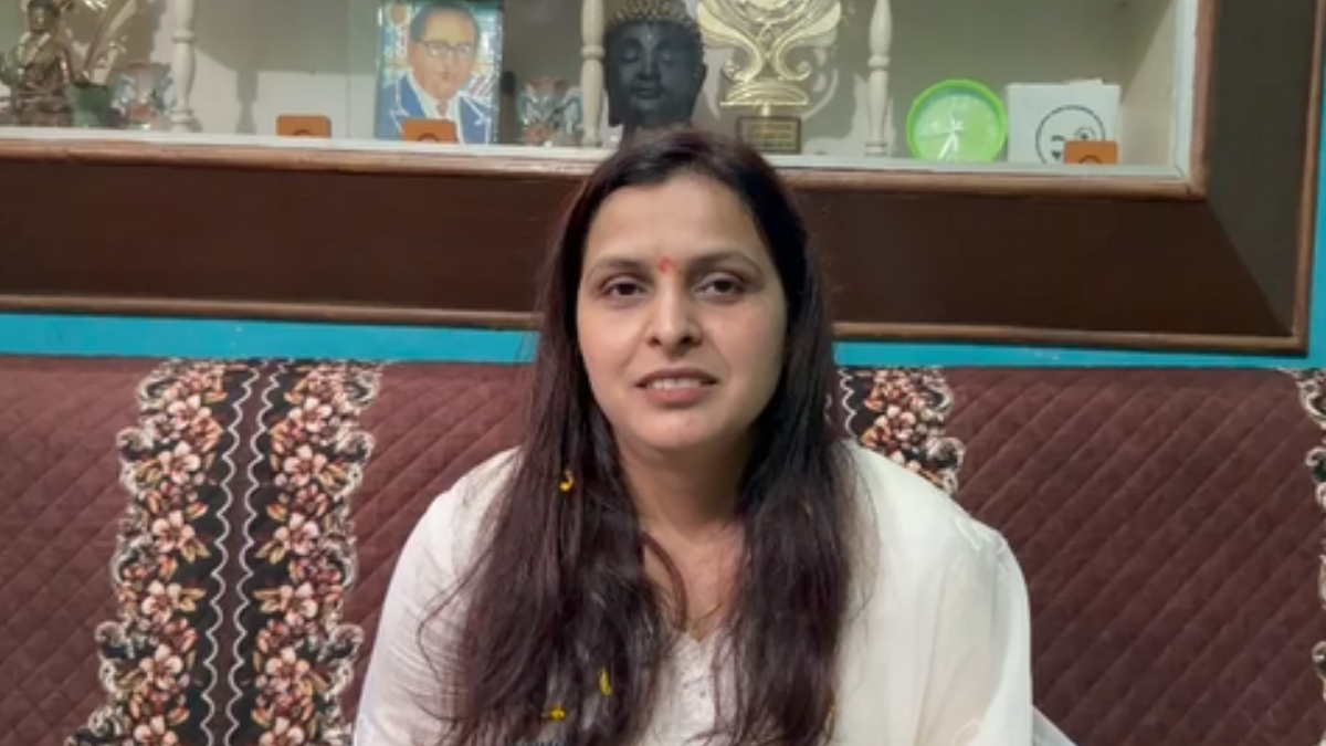 चपरासी की बेटी बनी IAS, बुलंदशहर की शिखा गौतम ने UPSC में हासिल की 113वीं रैंक, घर पहुंचने पर हुआ भव्य स्वागत | News in Hindi