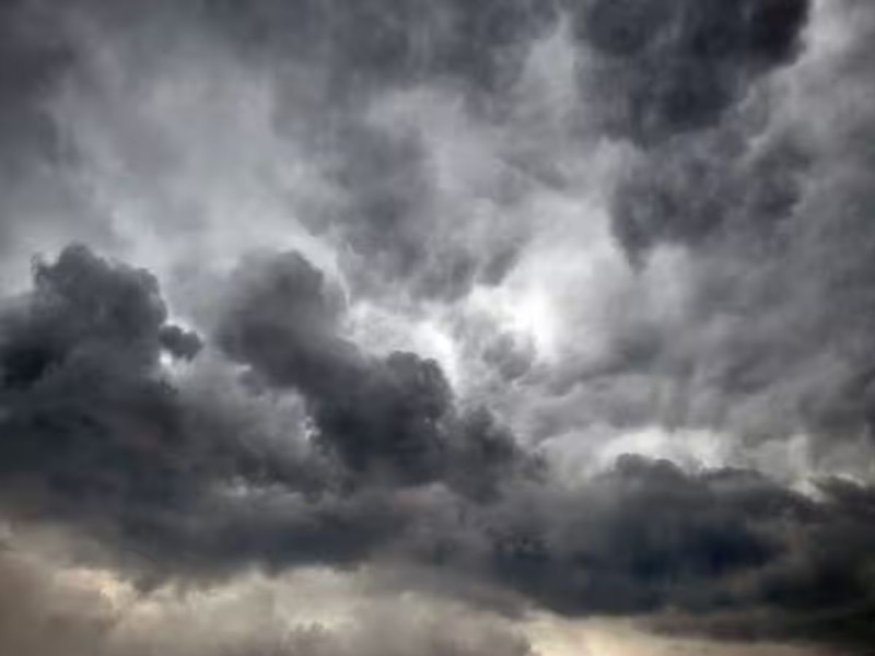 ठंडी-गर्म हवाओं के मिलने से बन रहे बादल