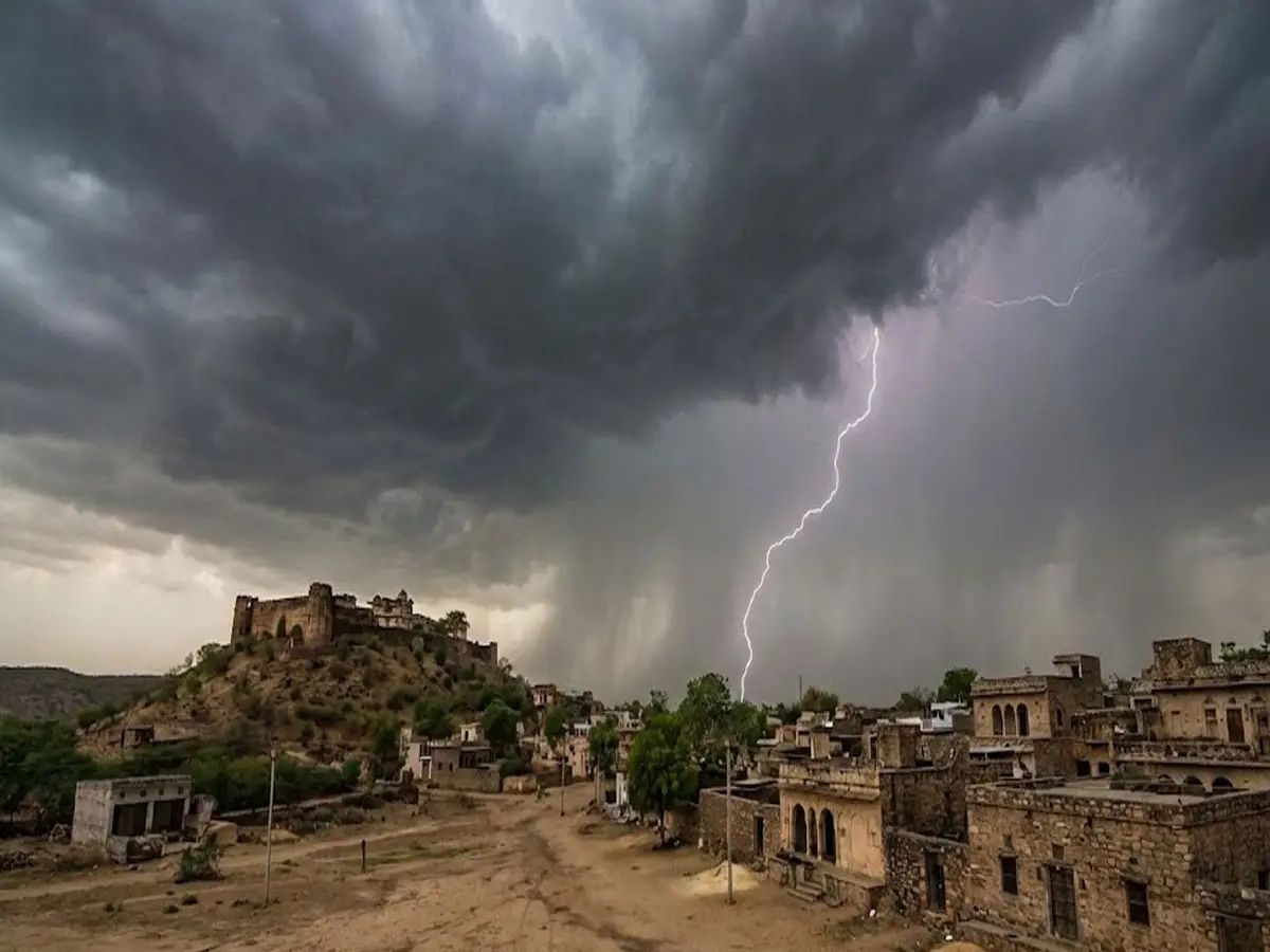 गरज-चमक के साथ बारिश के आसार