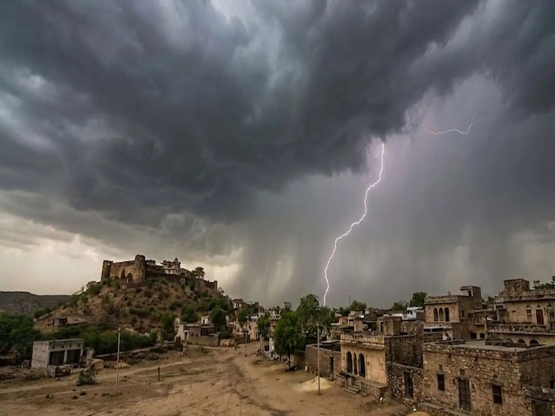गरज-चमक के साथ बारिश के आसार