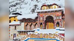 बर्फ की चादर में लिपटा बद्रीनाथ धाम, स्वर्ग सा नजारा देख हर कोई रह गया मोहित! 