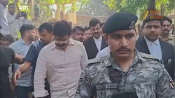 VIDEO: झुकी हुई आंखें, माथे पर तिलक...कुछ तरह पत्नी ज्योति सिंह से तलाक के लिए कोर्ट पहुंचे थे पवन सिंह