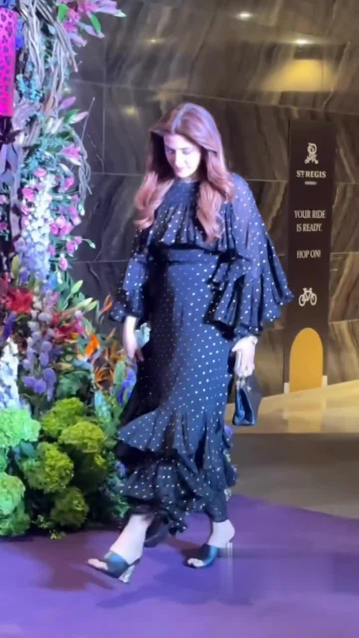 व्हाइट डॉटेड ड्रेस में पति Stebin के साथ स्पॉट हुईं Nupur Sanon, आउटफिट देख फैंस ने कमेंट में बरसा दिए ढेरों सवाल!