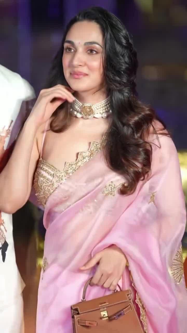 Aww So Cute...हाथों में हाथ डाले नजर आए बॉलीवुड के लवली कपल Siddharth Malhotra और Kiara Advani!